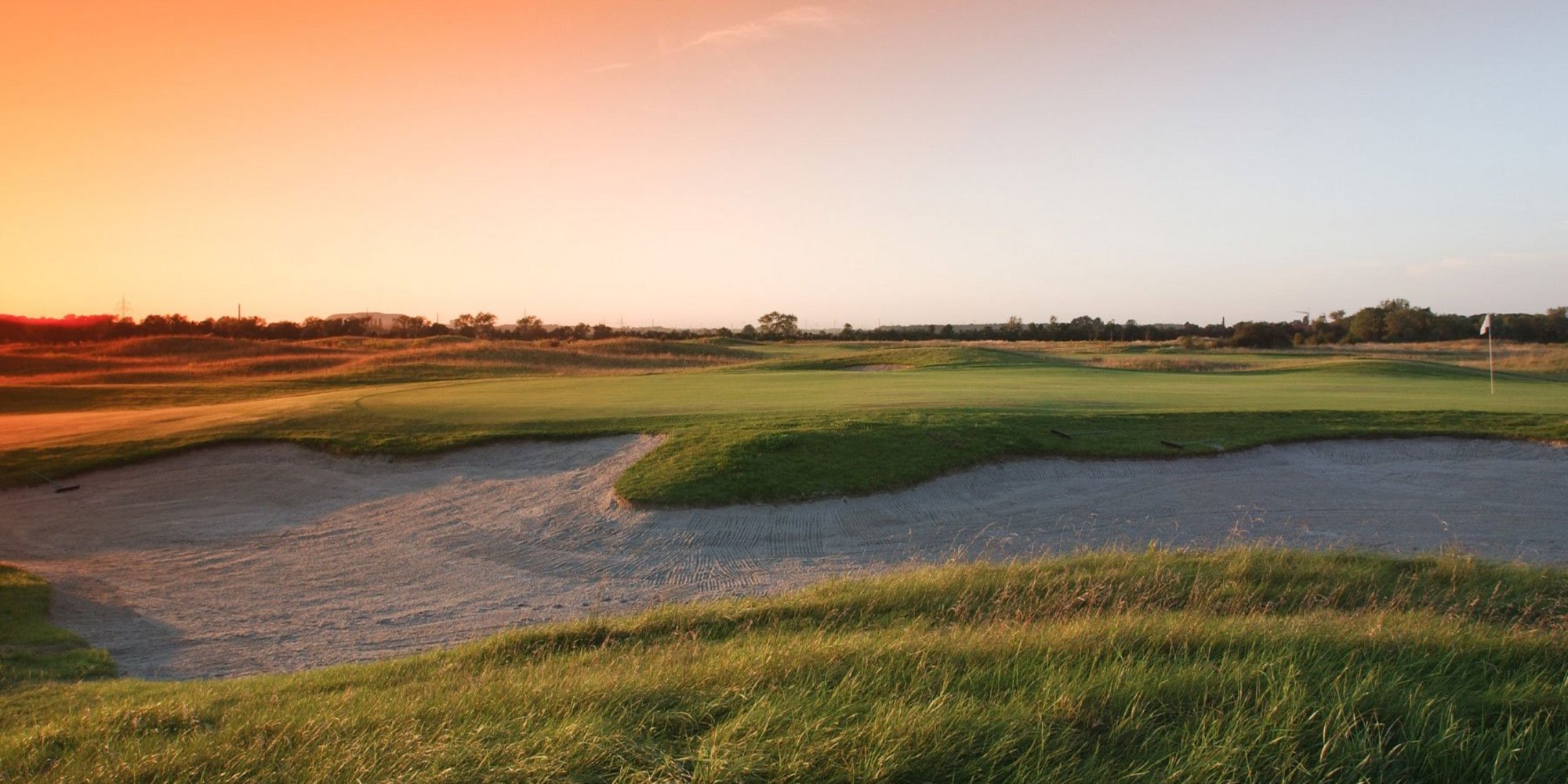 Golfplatz des Golf-Verbands Niedersachsen-Bremen im Sonnenuntergang